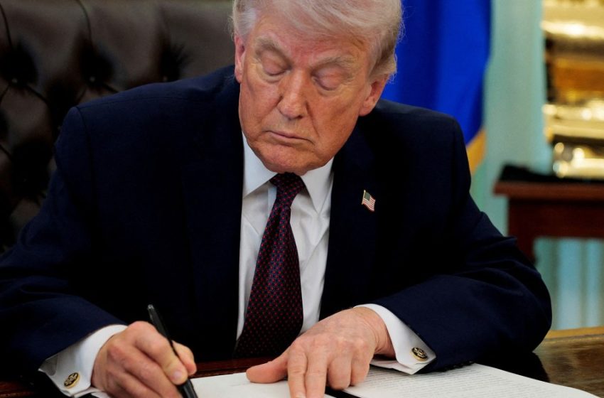  Trump signs memo directing DHS to pay all employees during shutdown