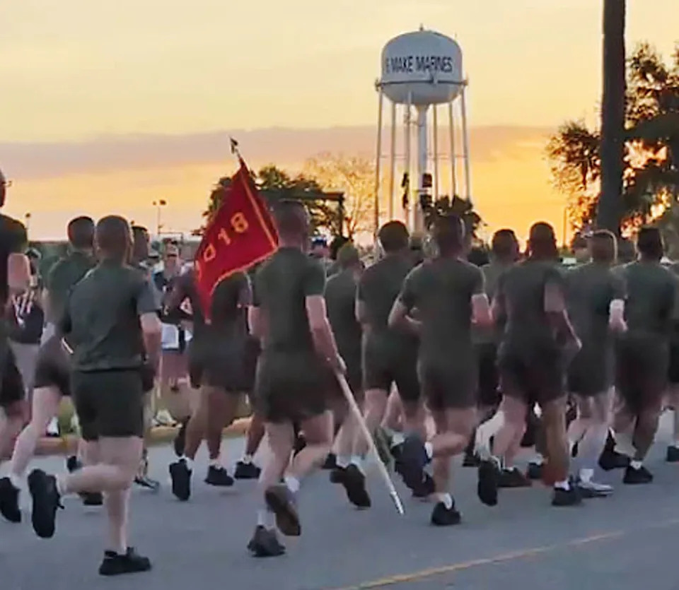 Marines jog at Parris Island on April 2, 2024. (Noticias Telemundo)