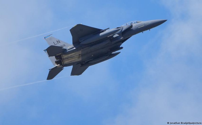  Iran war: Search on for missing crew member of downed US jet – DW.com