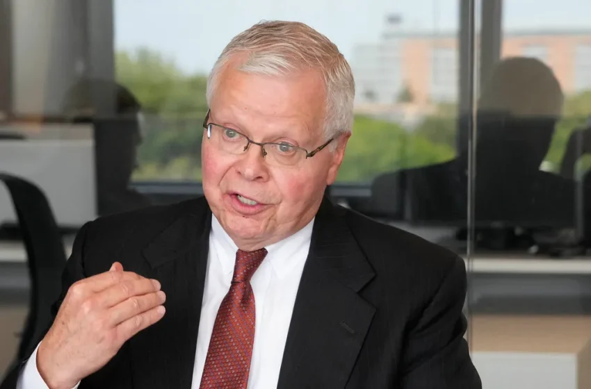  Expert says weak contract causes confusion over UW president’s firing