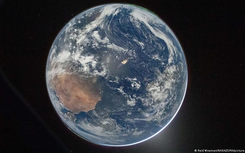  Artemis II passes halfway point to Moon, sends Earth photos