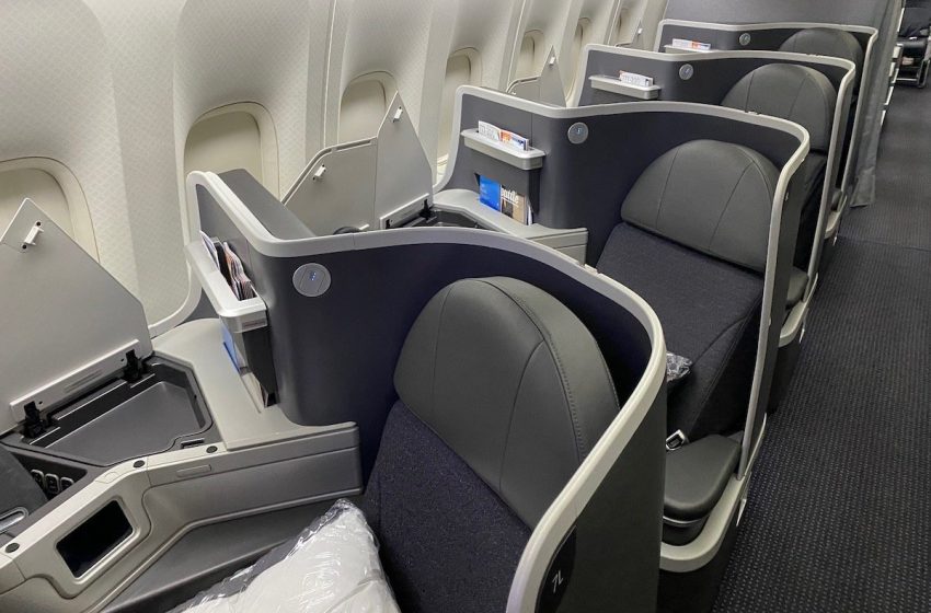  Robert Isom & Doug Parker Fly Together From Paris In American Business Class!