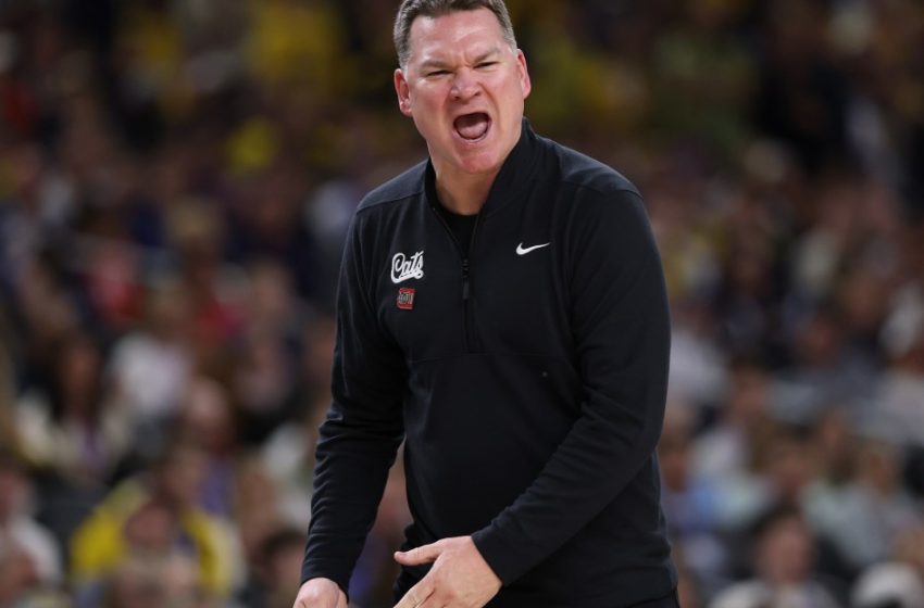  Arizona coach Tommy Lloyd praises Michigan after Final Four blowout