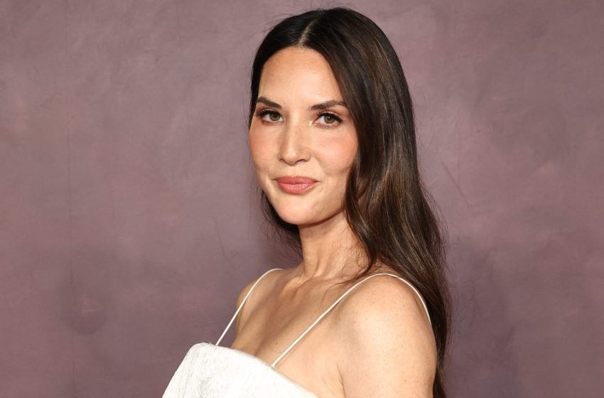  Olivia Munn on Your Friends and Neighbors and Almost Booking 30 Rock
