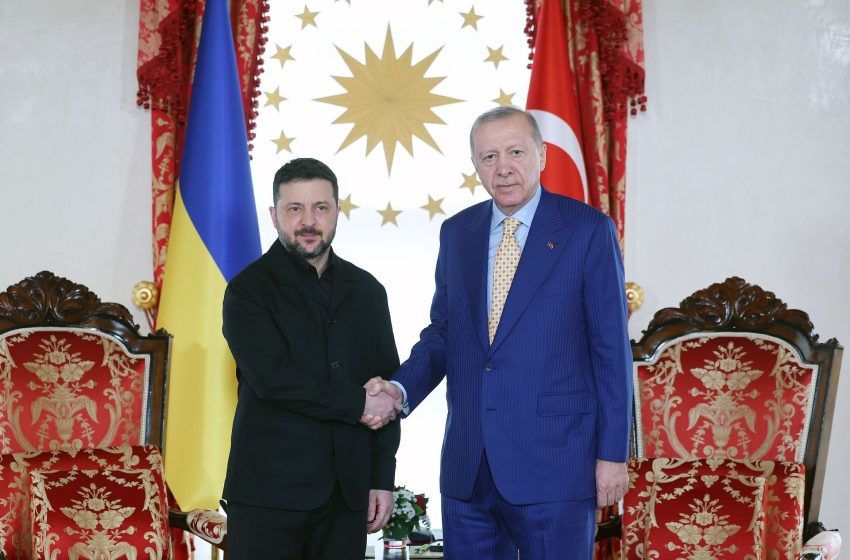  Erdogan meets Zelensky a day after phoning Putin