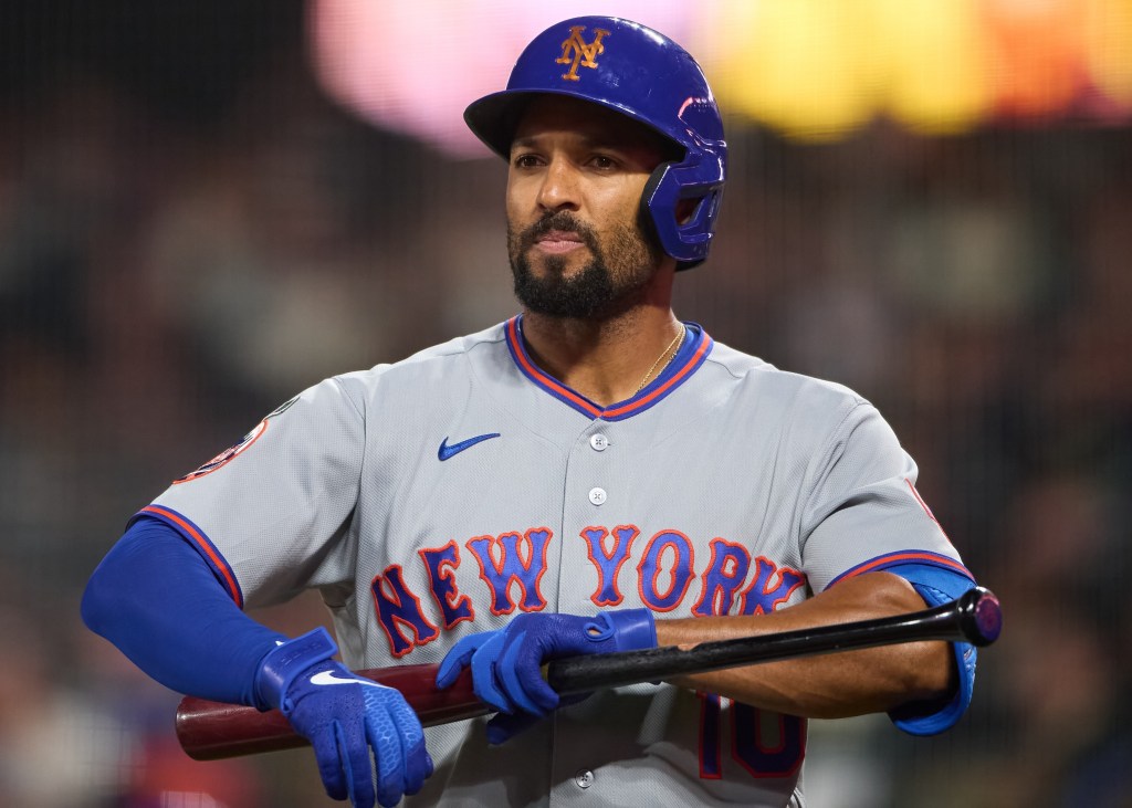 Marcus Semien looks on during his fourth-inning at-bat during the Mets' road loss to the Giants.