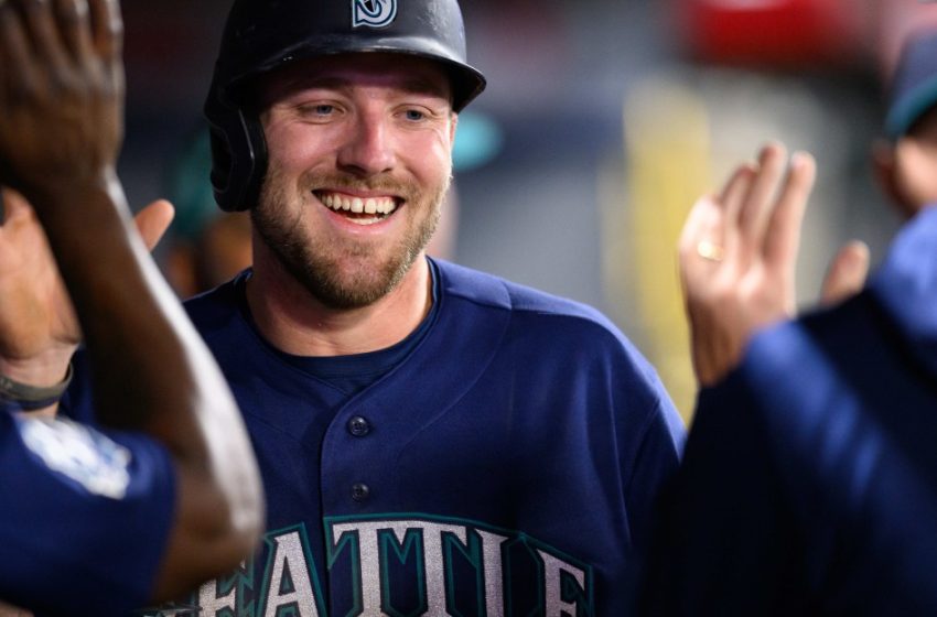  Mariners score three runs, two broken bats, beat Angels in extras
