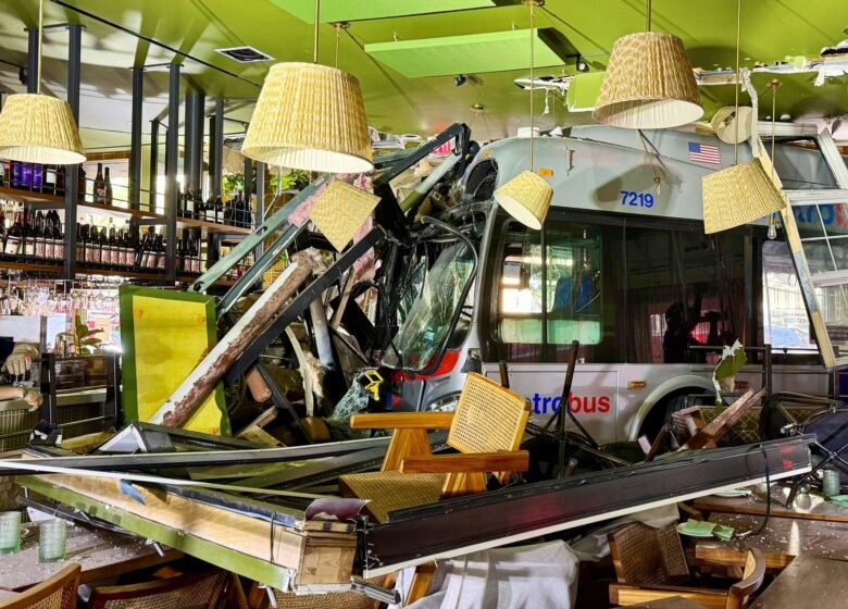  At least 3 injured after Metrobus crashes into DC restaurant
