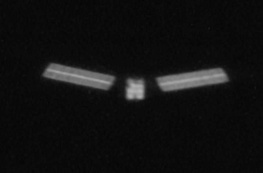  Satellite spies SpaceX Starlink before it breaks apart photo of the day for April 1, 2026