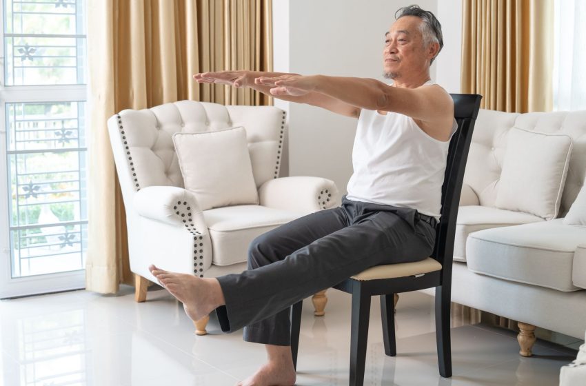  “Your joints need to move to feel good”—a certified trainer shares the gentle mobility routine he uses with seniors to soothe joint stiffness after 60
