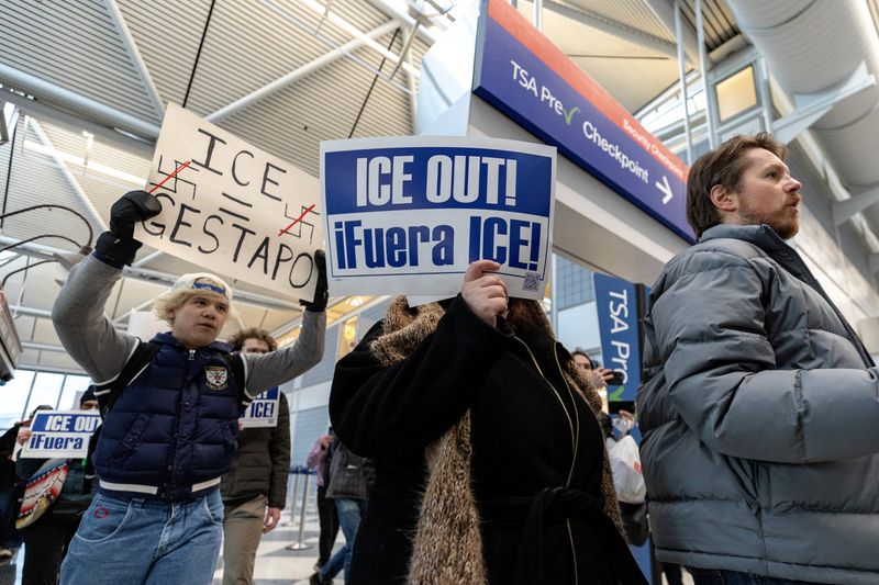  Exclusive-ICE arrested more than 800 people after tips from US airport security agency