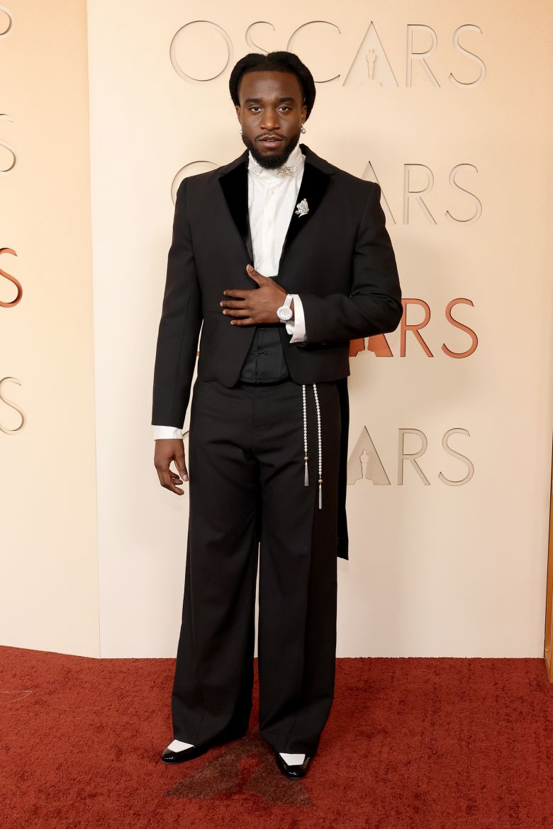 The Academy Awards saw a number of male celebrities experiment with smaller, feminine timepieces.