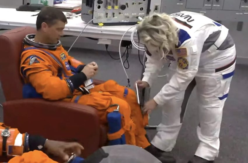  I Regret to Inform You That the Artemis II Astronauts Are Having Lots of Screen Time