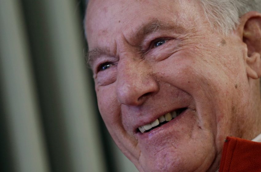  Jim Whittaker, the first American to summit Mount Everest, dies at 97 : NPR