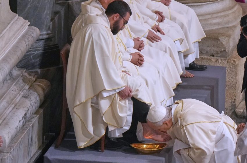  Pope Leo XIV washes the feet of priests for Holy Thursday