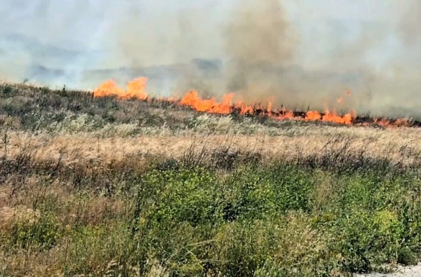  Two fires break out in Southern California in Santa Ana winds, triggering evacuations