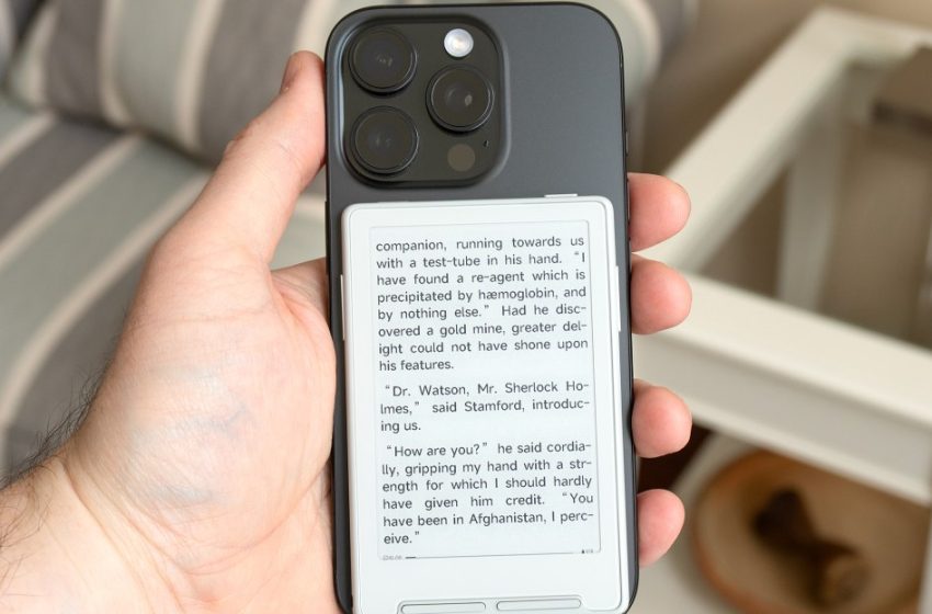  This even smaller credit card-sized e-reader has one tragic flaw